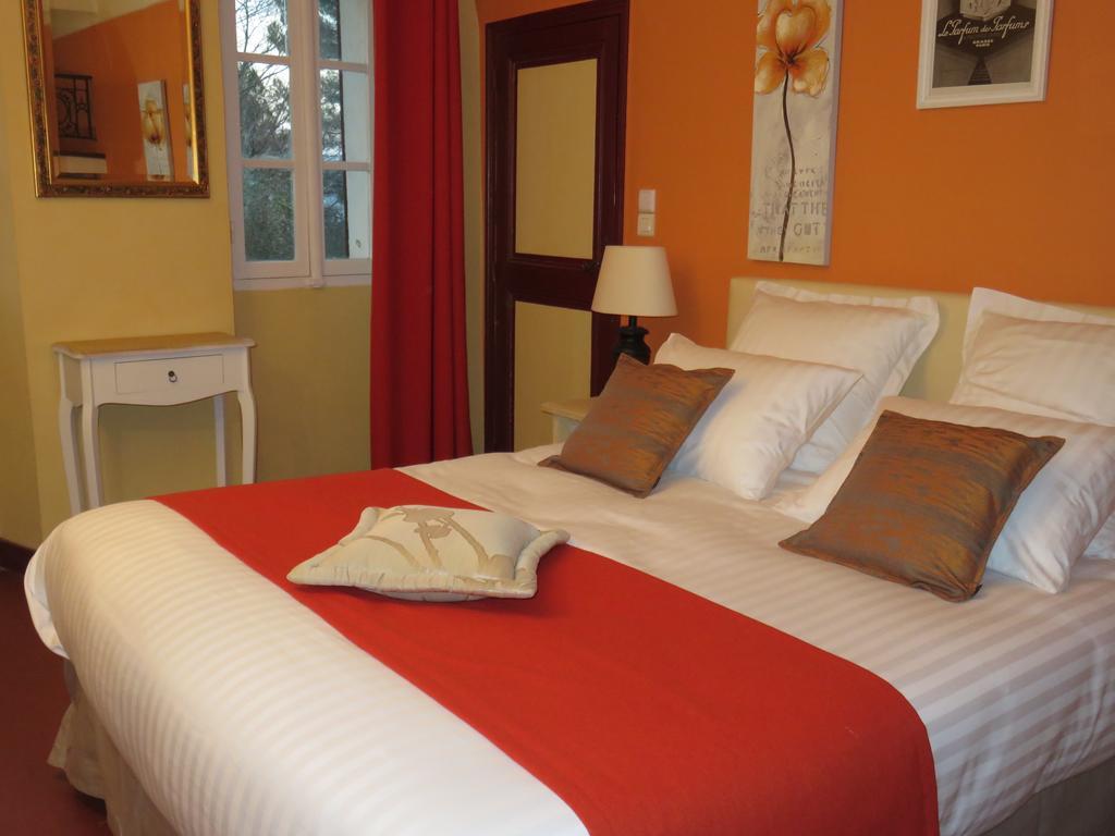 Le Clos Des Canebiers Bed & Breakfast Грас Стая снимка