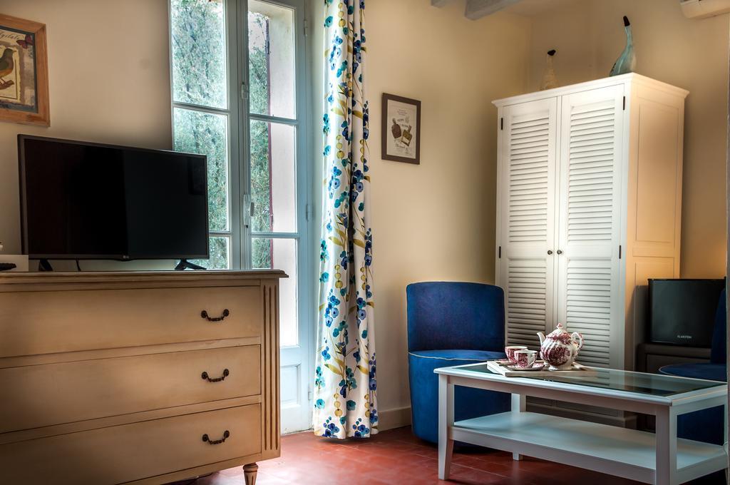 Le Clos Des Canebiers Bed & Breakfast Грас Стая снимка
