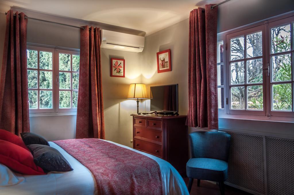 Le Clos Des Canebiers Bed & Breakfast Грас Стая снимка